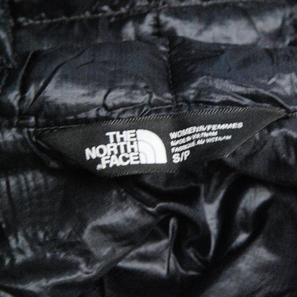 The North Face Women’s  Thermoball Packable Hooded Quilt Puffer Jacket, Black, S - Picture 6 of 9
